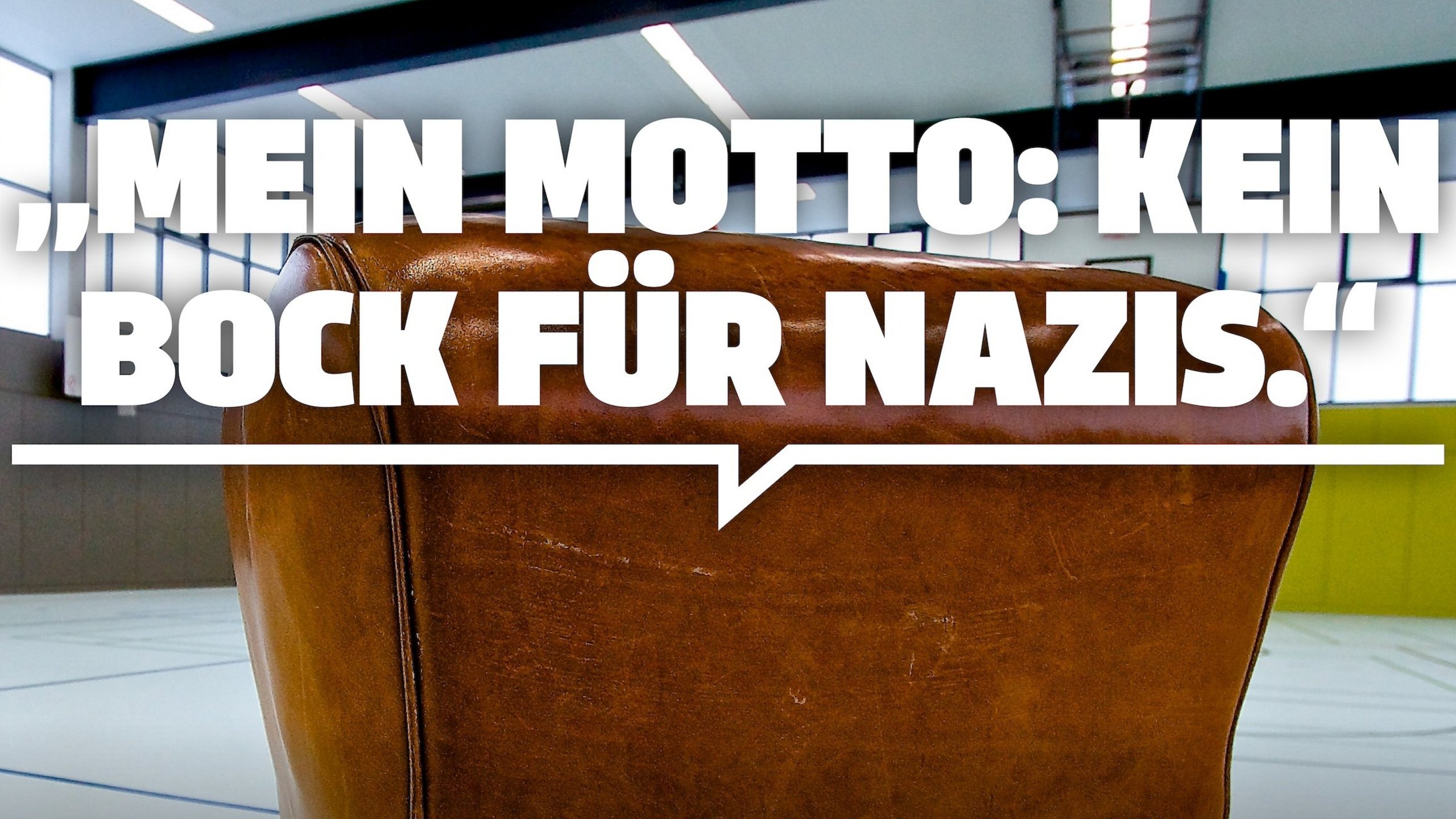 Das Foto zeigt einen Sprungbock in einer Sporthalle. Darüber steht "Mein Motto: Kein Bock auf Nazis."