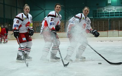Drei Eishockeyspieler stehen auf dem Eis.