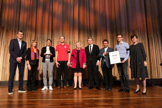 Preisträger*innen und Offizielle auf der Bühne bei der Verleihung des DOSB-Ethikpreises 2022