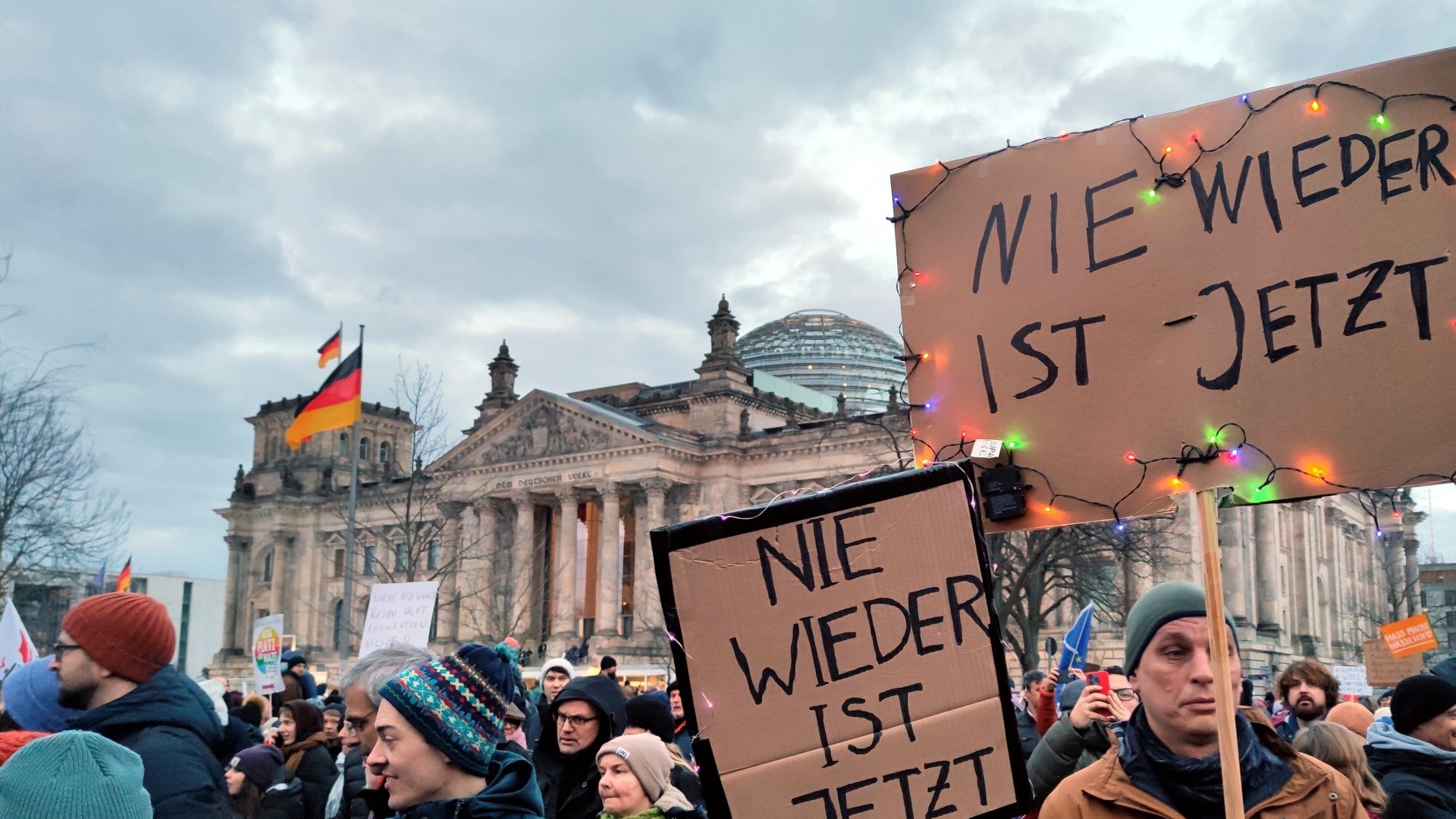 Demo vorm Reichstag; Foto: picture alliance