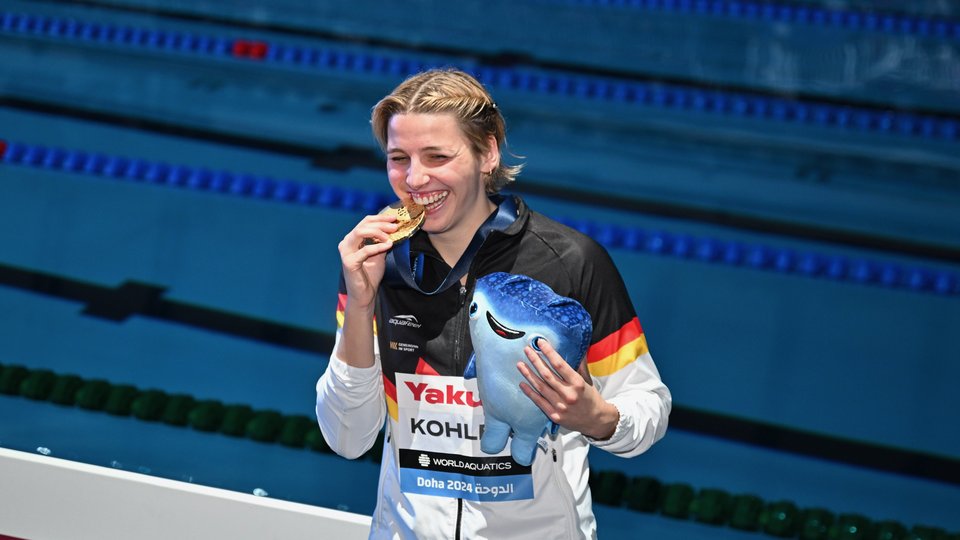 Angelina Köhler mit ihrer WM-Goldmedaille