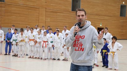 Herr Teuffel eröffnet die Veranstaltung mein Traum von Olympia mit den Fechterbund und dem Judoverband, hinter ihm stehen die Judoka