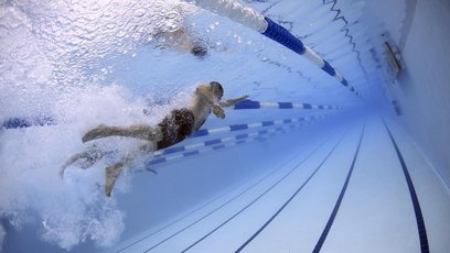Ein Schwimmer im Becken unter Wasser fotografiert.
