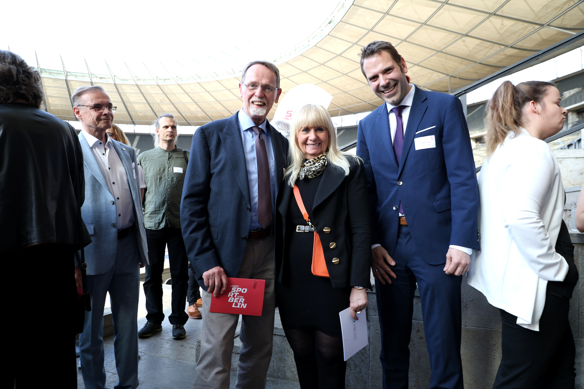 LSB Präsident Thomas Härtel mit Sportsenatorin Iris Spranger und LSB Direktor Friedhard Teuffel im Olympiastadion Berlin
